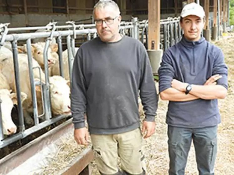 François Déchelette et Florent Delaire : une collaboration entre tuteur et apprenti qui doit durer deux ans. Avec l’espoir pour l’éleveur qu’elle se poursuivra au-delà de la durée du BTS par alternance