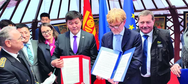 Sous la yourte installée au Sommet, Marc Fesneau et le ministre de l’agriculture Mongole ont signé un accord de coopération.