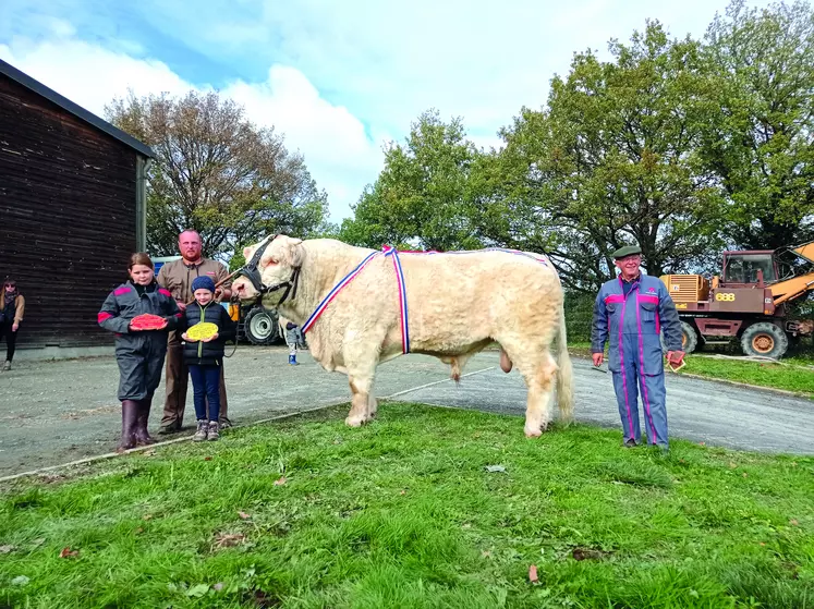Rodrigue a remporté le Prix d'Honneur Mâles Juniors lors du concours de Saint-Gervais-d'Auvergne.  Ce jeune taureau du GIE Charolais Leader est sous la bonne garde de Benoît Astre à La Celle.