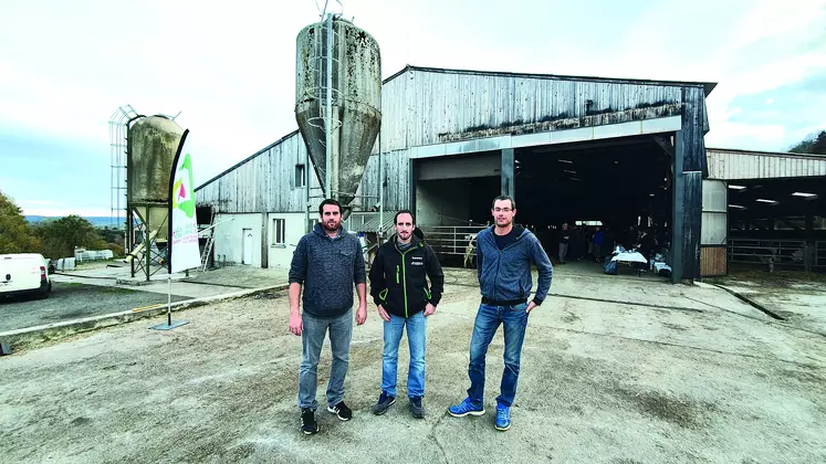 Julien Villedieu, Éric Villedieu et Jean-François Geille se tenant devant leur bâtiment récemment agrandi.