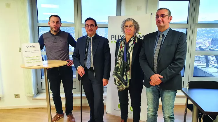 De gauche à droite : Baptiste Arnaud, 1er vice-président de la Chambre d'agriculture 63 ; Lionel Chauvin, président du Département ; Martine Bony, vice-présidente du Département ; Serge Bionnier, secrétaire adjoint à la Chambre.