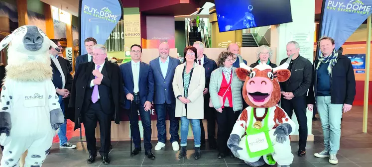 Autour de Lionel Chauvin citons notamment : Jean-Yves Gouttebel, ancien président du Conseil départemental, Marie-Anne Marchis, Laurent Peyrin et le sénateur Eric Gold.