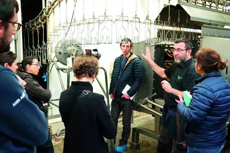 Le 23 mars, un groupe d’éleveurs et de conseillers visitait l’abattoir de volailles de la Maison Pouzadoux.