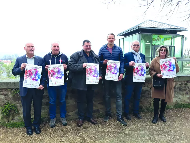 De gauche à droite : Gilles Da Costa, adjoint au sport, Laurent Mansot, président du SCB, Jean-François Besson, Directeur EPLEFPA Brioude-Bonnefont / Saugues, Romain Martial, champion de rugby, Jean-Luc Vachelard, maire de Brioude et Anne Guinchard adjointe au maire.