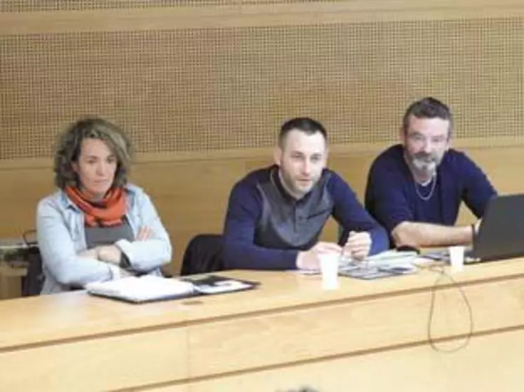 De gauche à droite : Les élus Chambre d’agriculture, Marion Vedel, Baptiste Arnaud et Denis Guérin ont rappelé que derrière les chiffres de l’installation, des hommes et des femmes portent des projets d’avenir.
