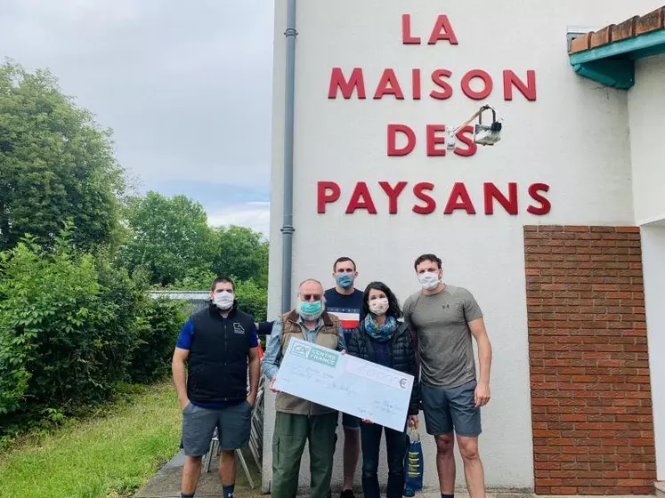 Les rugbymen Yohan Beheregaray, Arthur Iturria et Paul Jédrasiak, accompagnés de Neil Mc Ilroy, manager sportif de l’ASM et président de l’association ASM SOS, ont remis un chèque de 10 000€ à Solidarité Paysans en Auvergne