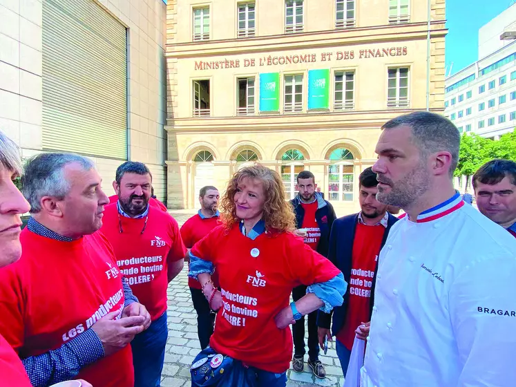 La Fédération nationale bovine, les JA accompagnés de Véronique Langlais, présidente de la fédération des bouchers de Paris, ont manifesté, jeudi dernier, devant le Ministère de l’Economie et des finances.