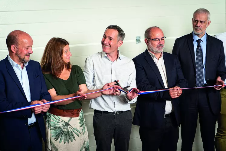 Sébastien Crépieux, président d'Invers, coupant le ruban d'inauguration du nouveau bâtiment de l'entreprise.