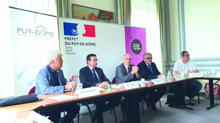 De gauche à droite : le vice-président et le président du Conseil départemental ; le préfet du département ; le maire de Clermont-Ferrand et président de Clermont Auvergne Métropole ainsi que son vice-président.