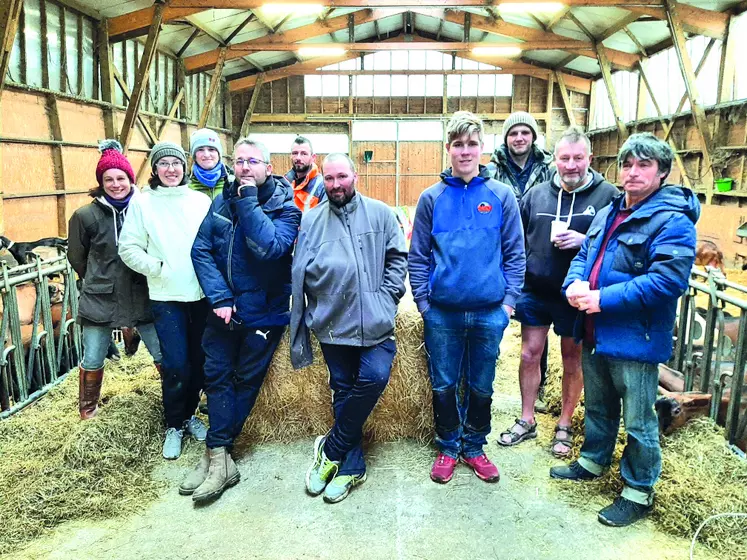 Groupe d'éleveurs adhérents à Cabriol63, lors de la visite du Gaec de la ferme de la Credogne à Puy-Guillaume. 