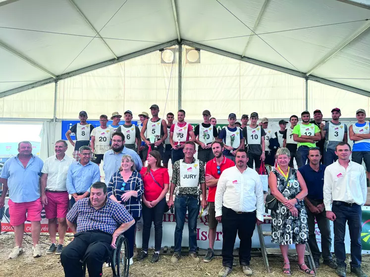 Les 27 participants à la finale régionale de labours, les responsables d’organisations professionnelles agricoles et les élus locaux. 