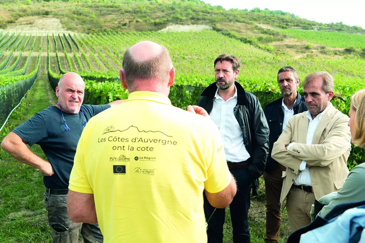 Gilles Vidal (en jaune) échangeant avec Fabrice Pannekoucke et Ludovic Walbaum sur l'adaptation de la filière auvergnate face aux enjeux environnementaux et économiques.