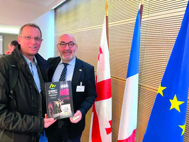 Benoît Delaloy ici aux côtés de l’Ambassadeur de Géorgie en France.