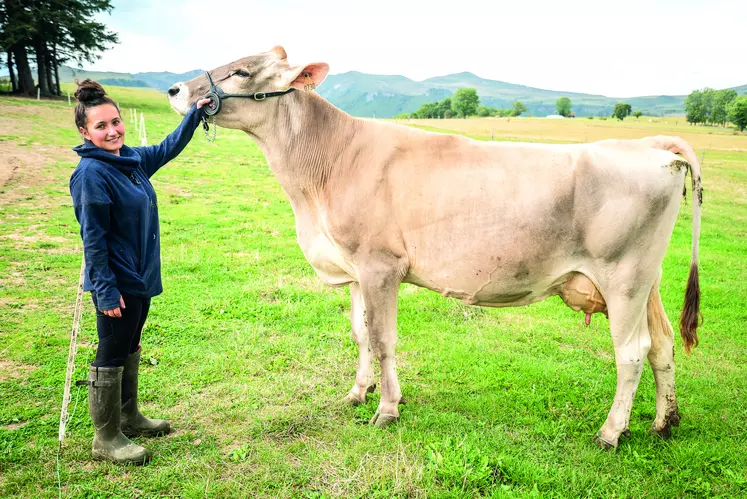 Justine Fartaria et Picholine du Gaec de l'Oiseau (Chambon-sur-Lac, Puy-de-Dôme) participeront au concours national Brune.