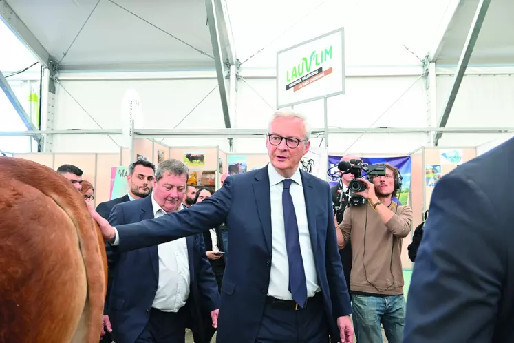 Bruno Le Maire a visité longuement le Sommet de l’Elevage en compagnie notamment du président du salon Jacques Chazalet. 