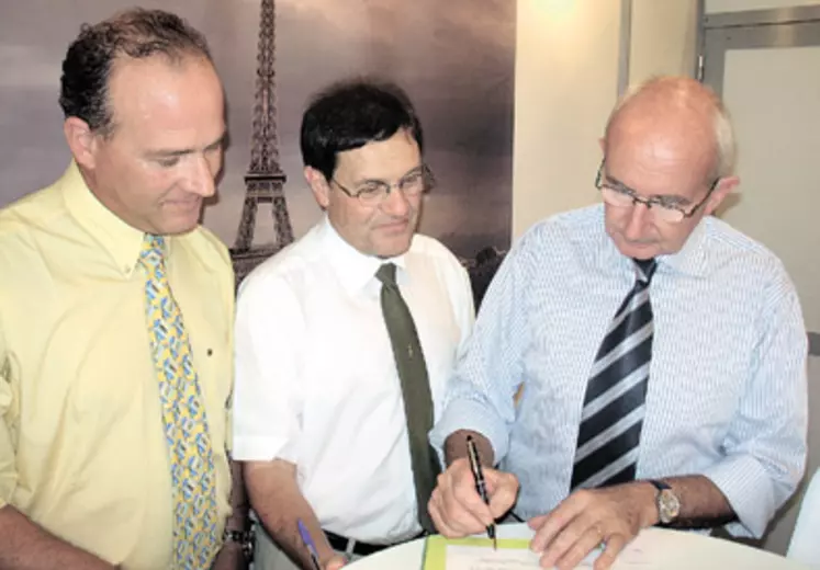 Lors de la signature d’un manifeste au Space avec Farre : « la suite logique d’un éleveur bien dans sa charte, c’est la qualification agriculture raisonnée ». De gauche à droite : Bernard Malabirade, Bernard Guidez, président de Farre et Régis Chevallier.