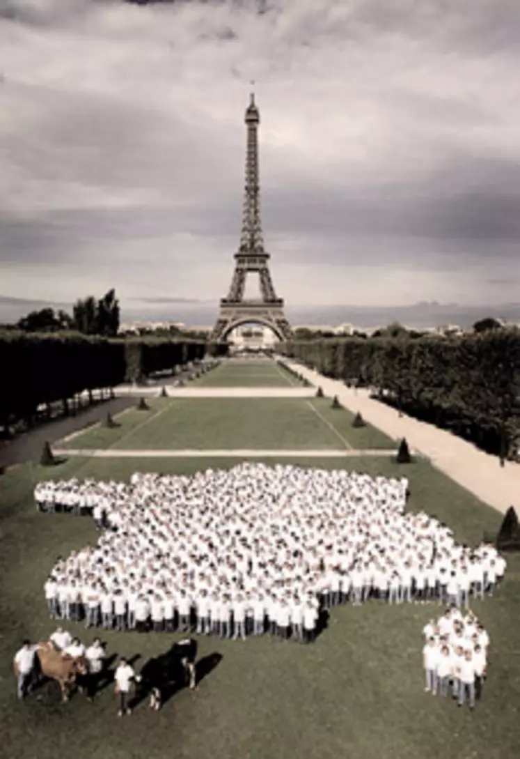 En 2005, au cours des journées nationales organisées sur Paris, la charte avait dessiné cette carte de France sous la Tour Eiffel