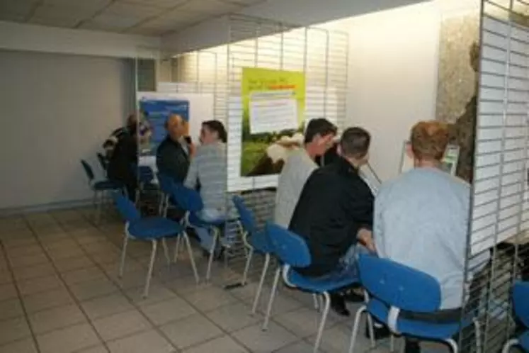 La Direction départementale des territoires a également assuré un service Télépac dans ses locaux, et a mis à disposition des techniciens et des étudiants pour aider les agriculteurs à bien faire.