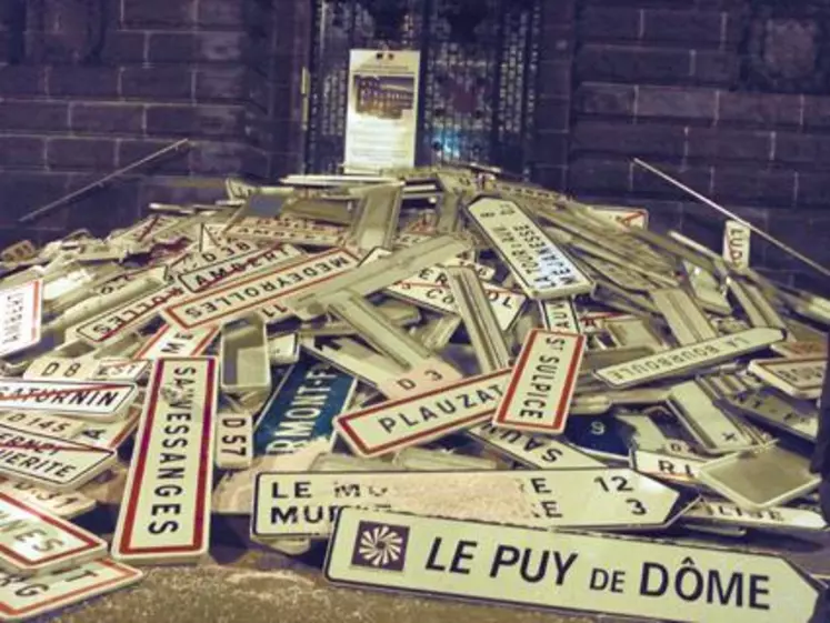 "Pas de pays sans paysans", 200 agriculteurs ont alerté symboliquement les autorités de la disparition des communes rurales, en apportant devant la préfecture plus de 400 panneaux de signalisation routière.