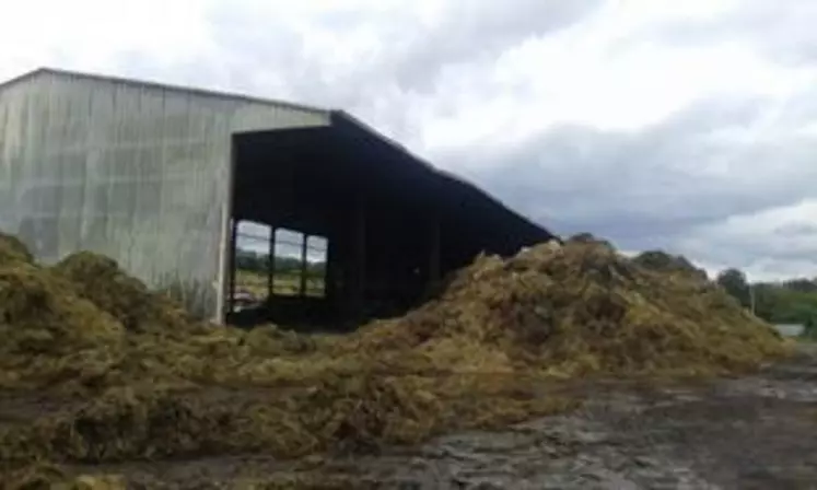 La paille encore fumante aux abords du hangar détruit.