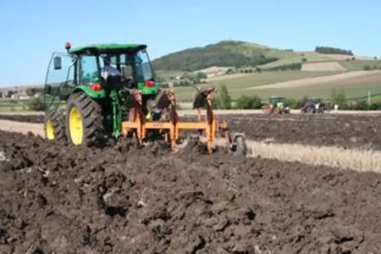 Les huit concurrents et leurs commissaires ont labouré la Terre avec patience et précision pendant plus de deux heures.