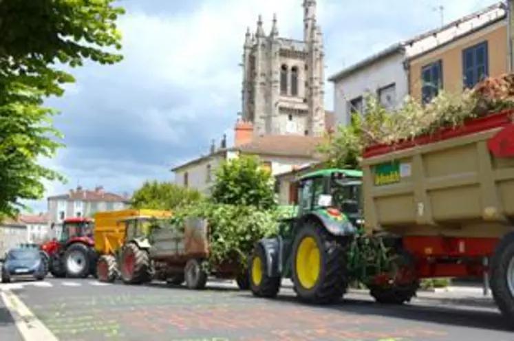 Une centaine de tracteurs étaient stationnés devant la sous-préfecture d’Ambert et dans les rues attenantes.