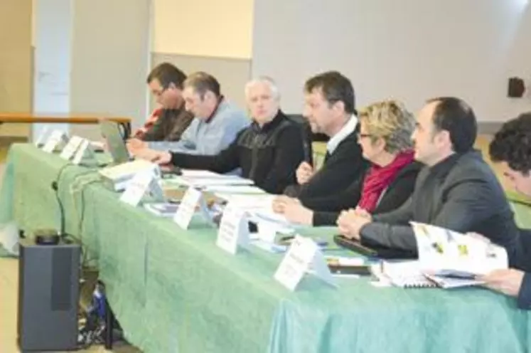 Lors de l’assemblée générale de la FD Cuma, Philippe Majeune (au micro) a démissionné de son poste de président. Jérôme Arnaud, jusqu’alors vice-président (deuxième en partant de la gauche) lui succède.