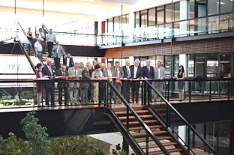 Jean-Yves Foucault, président de la coopérative, accompagné de nombreux acteurs locaux, a officiellement inauguré le nouveau siège social à Saint-Beauzire.