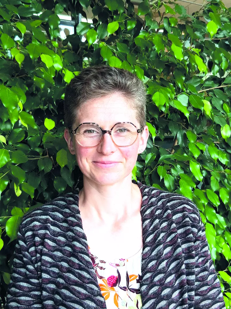 Sabine Tholoniat produit du lait à proximité de Thiers.