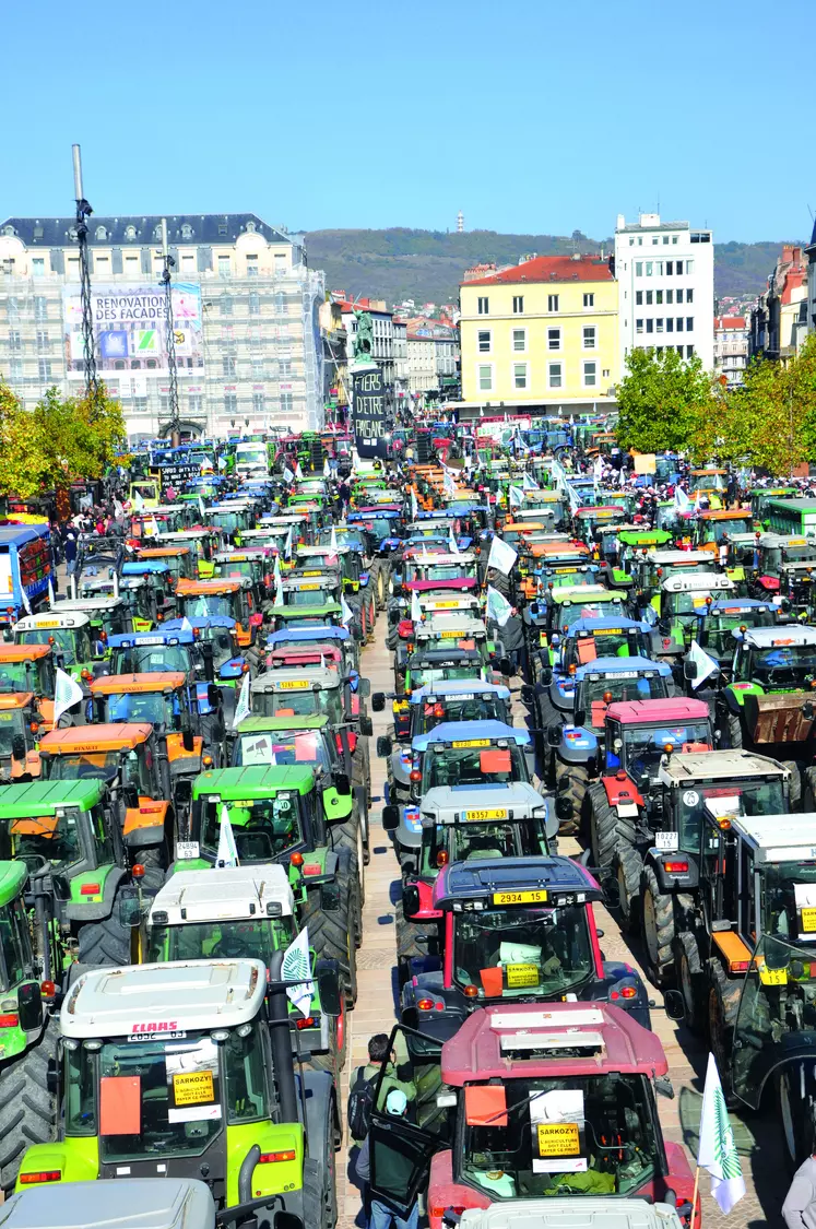 Manifestation - Tracteurs place de Jaude à Clermont-Fd