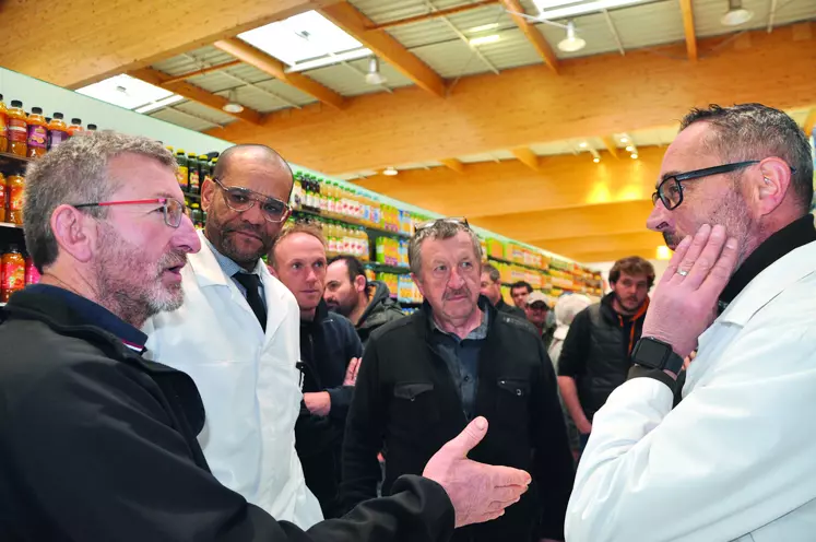 Echange entre Thierry Chirol, président de la section laitière du Puy-de-Dôme et les responsables du rayon  crémerie du Leclerc du Brézet à Clermont-Ferrand.