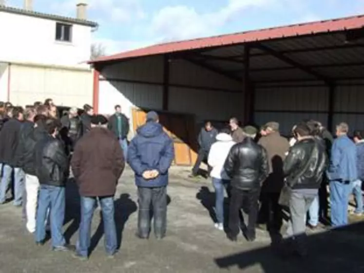 Autour des responsables syndicaux, les agriculteurs se sont rassemblés en nombre.