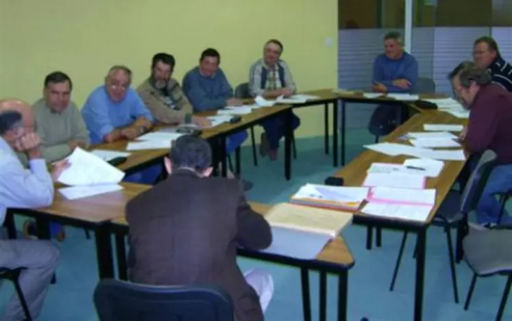 Selon la Section des fermiers et métayers de l’UDSEA, le rôle des tribunaux paritaires des baux ruraux et leur maintien doivent être appuyés par une forte participation aux prochaines élections de janvier  2008.