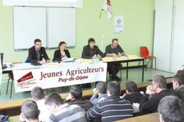 A la tribune de gauche à droite : Guillaume Cognat, secrétaire général adjoint de JA National, Marion Vedel, présidente de JA 63, Rémy Petoton, secrétaire général JA 63 et Guillaume Ducros, trésorier adjoint JA 63.