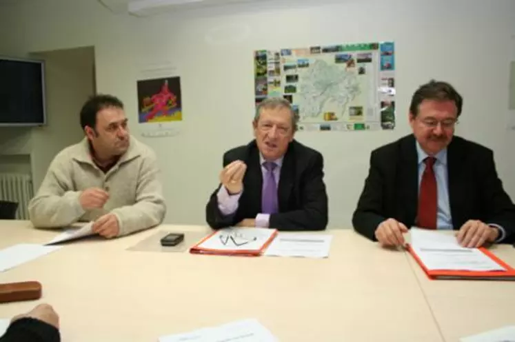 Le président René Souchon (entouré de Lionel Roucan et Jean Mallot) dresse un premier bilan de la charte porcine.