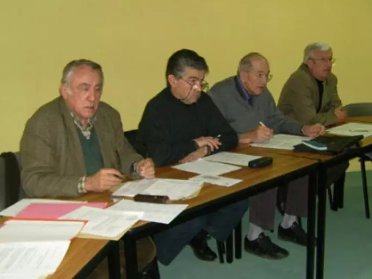Autour de son Président René Bionnier (à gauche sur la photo), le conseil d’administration de la section départementale des anciens exploitants de l’UDSEA s’est rassemblé le 8 mars.