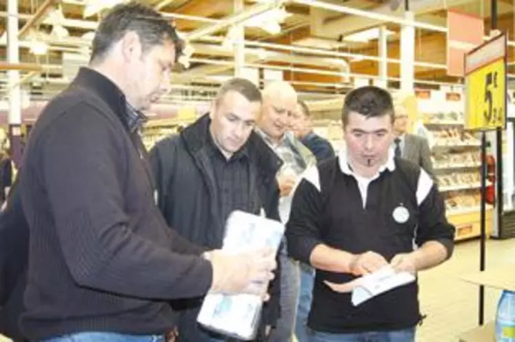 Les représentants syndicaux et les éleveurs ont estampillé les produits laitiers de la grande surface et relevé les prix de vente.