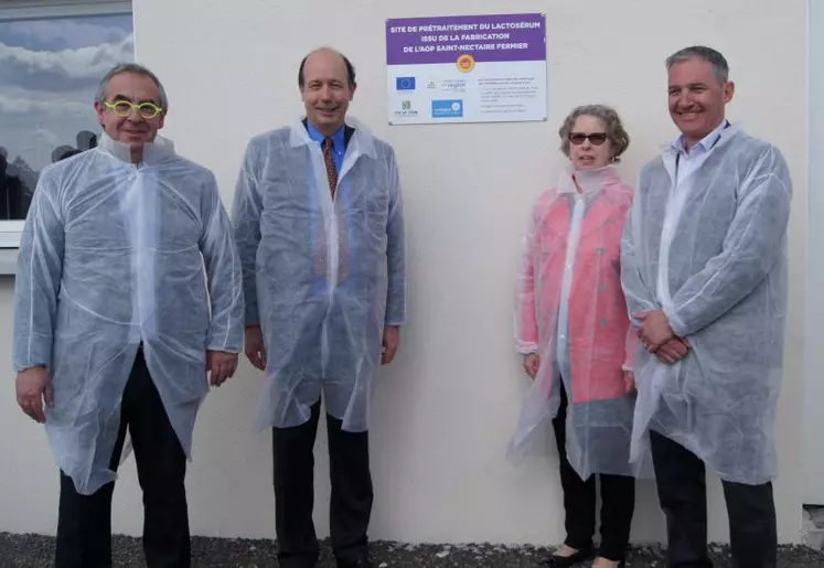 En tenue réglementaire, Dominique Prugne, Louis Giscard d’Estaing, Martine Bony et Serge Pichot ont visité le site de Tauves.