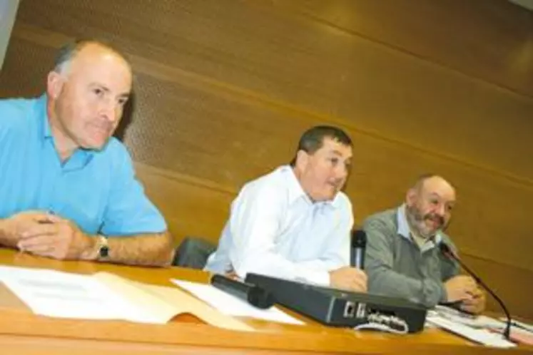 De gauche à droite : Patrick Escure, président de la FRSEA Auvergne, Jacques Chazalet, président de la FRSEA Massif central et Bruno Gausson, président de la FRSEA du Limousin.