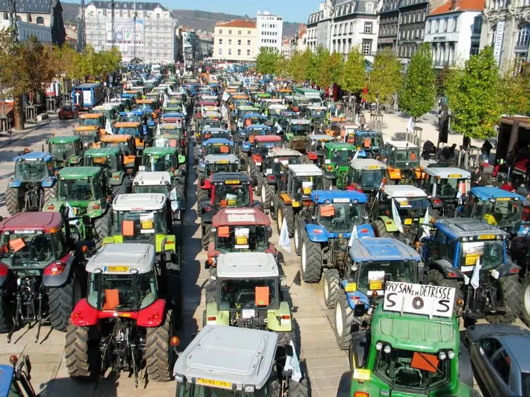 Le 16 octobre 2009, les tracteurs prennent possession de la place de Jaude. Venus des quatre coins du Massif central, les paysans manifestent pour le revenu.