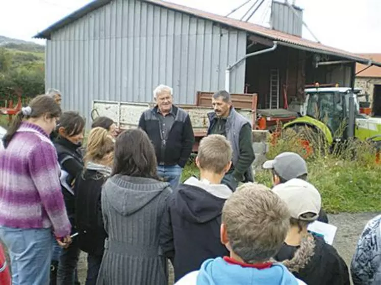 Guy Chauvet et Roland Batisse (céréaliers et éleveurs allaitants) ont reçu les collégiens de Besse.