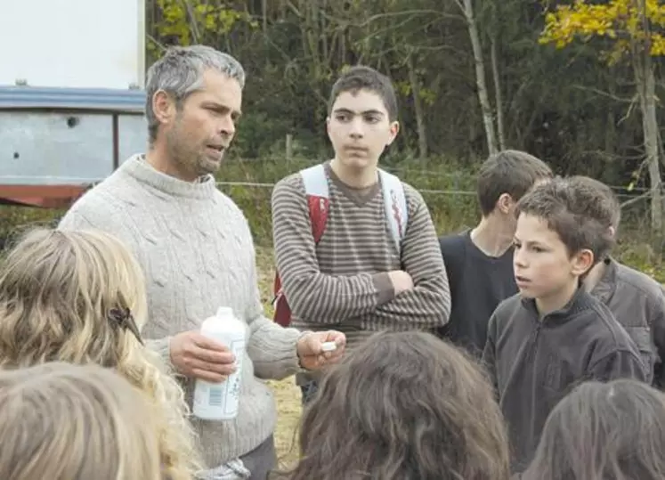Laurent Dumont Saint-Priest, Emmanuel Durand et Karim Elouali (Gaec des Hautes Chaumes), éleveurs laitiers et producteurs de fourme d’Ambert fermière, ont reçu les élèves du collège d’Ambert.