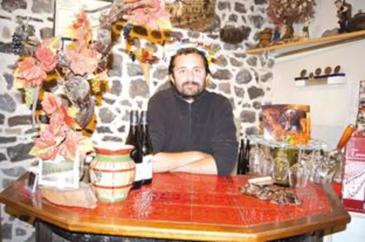 Stéphane Bonjean est accueillant à la ferme depuis 1990 et profite de son adhésion à l’association pour faire découvrir ses vins et les produits de ses amis producteurs.