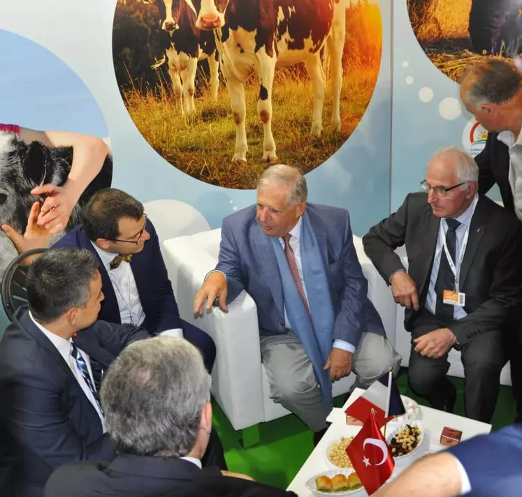 Sur le stand de la Turquie, le ministre de la Cohésion des Territoires a échangé avec le ministre de l'Agriculture turc, et des chefs d'entreprises. Le cantalien Jacques Mézard préside depuis 2015 le groupe sénatorial d'amitié France-Turquie.