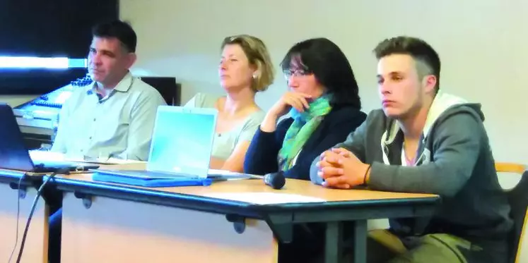 Participaient à la table ronde : Patrice Peyrissac, Isabelle Plassais, Sonia Rougier et Yoann Martinais. Ce jeune étudiant en BTS ACSE à Marmilhat a fait plusieurs stages au sein d’ETA. «Je suis particulièrement intéressé par la récolte des céréales et le travail du sol. Je souhaite d’ailleurs travailler dans différentes ETA en tant que salarié »