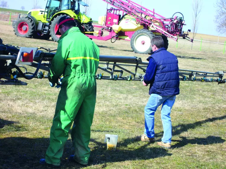 Vérification des appareils de levage et contrôle des pulvérisateurs.