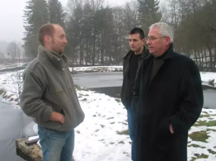 Sébastien Ramier, aux côtés de Bruno Pitot, conseiller foncier Safer et Christian Liabeuf, président. « La safer a acquis le bien par adjudication et est devenue propriétaire sans l’assurance d’avoir un repreneur. C’est le principe du fonds de stockage » souligne le président.