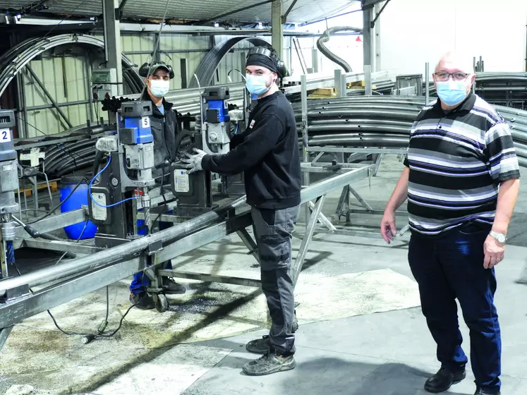 Bernard Matussière dans l’atelier construction des armatures.