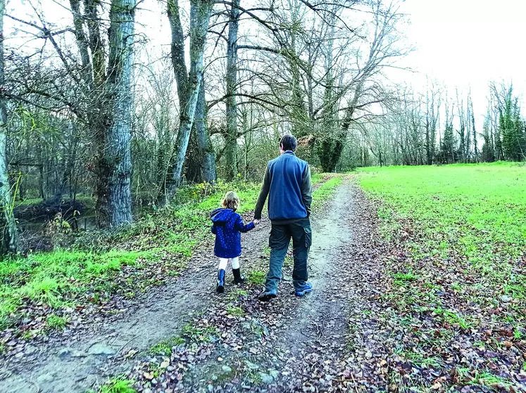 Personnes se promenant le long de l'Allier