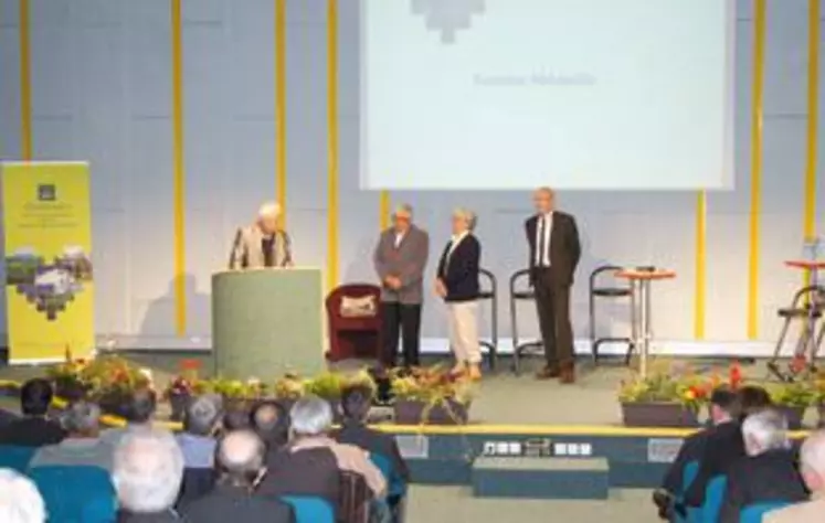 Henri Cotte, agriculteur à la retraite, a reçu lors de l’assemblée générale, la médaille du mérite agricole des mains de Jean-Paul Guérin, président d’honneur, et Guy Ballot, président de la Fédération des caisses locales 63.